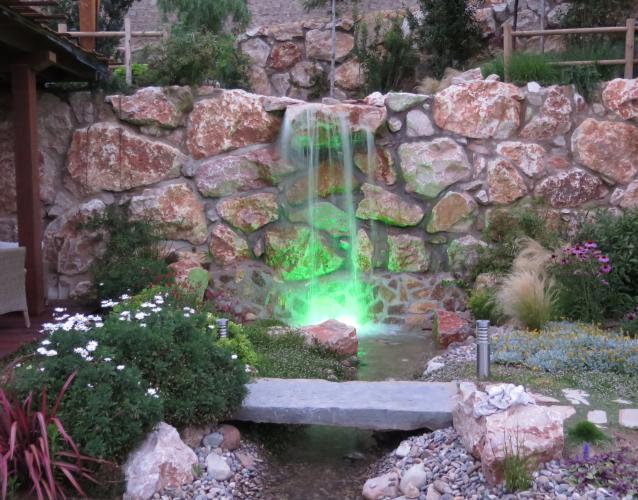 iluminacio agua cascada estanque colores leds