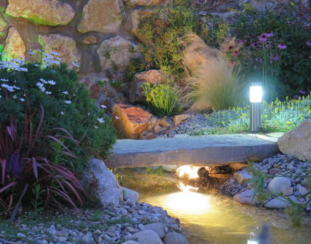 Sistemas de iluminación y sonido exteriores para jardines